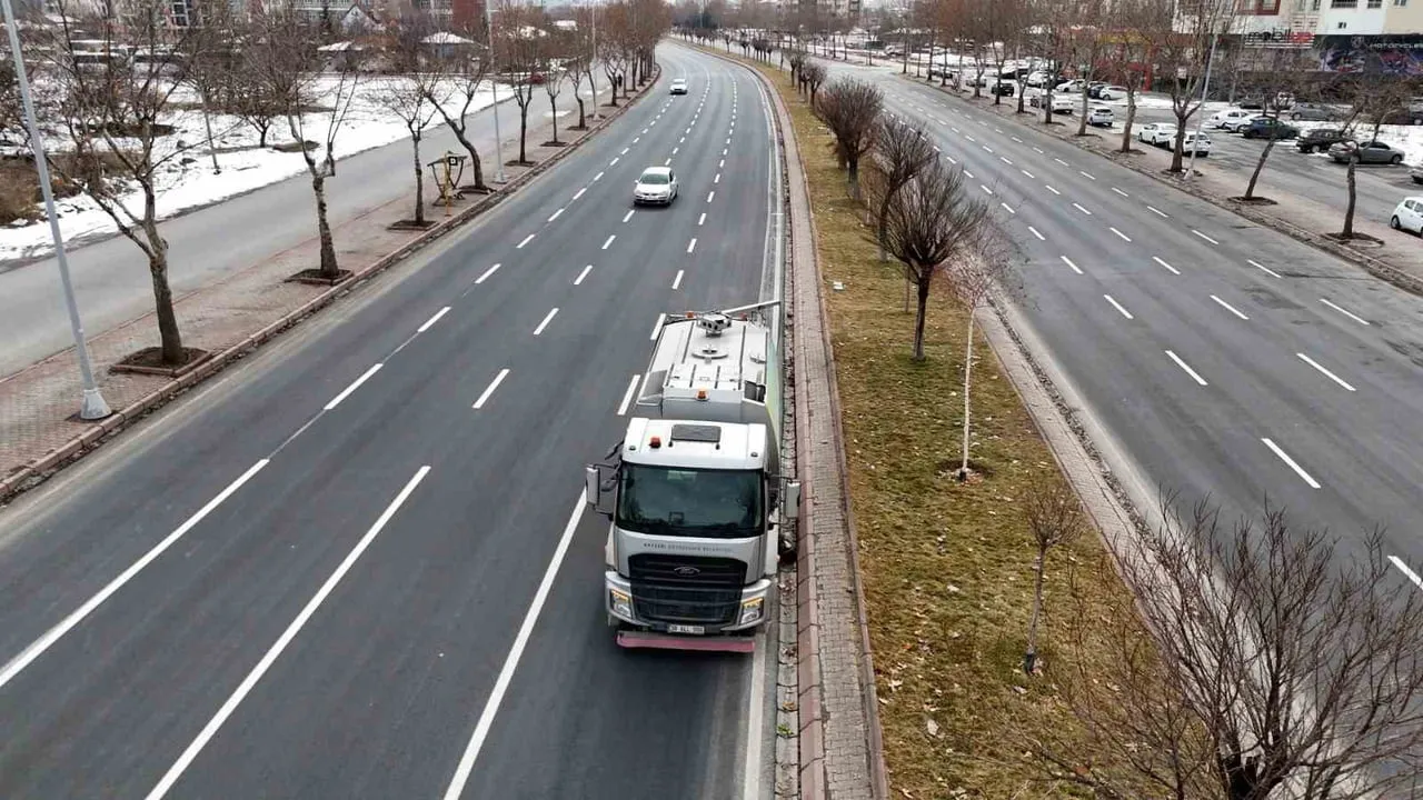 Kayseri Büyükşehir Belediyesi kent genelinde temizlik çalışmalarını sürdürüyor