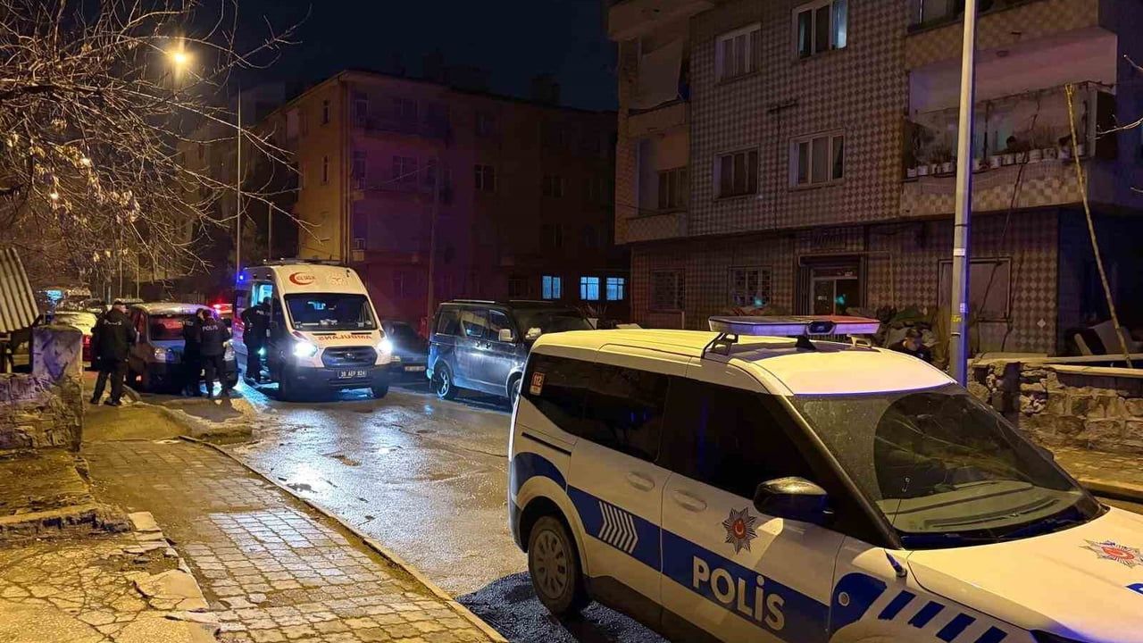 Kayseri Kocasinan'da bıçaklı kavga: 17 yaşındaki çocuk bacağından yaralandı, şüpheli yakalandı