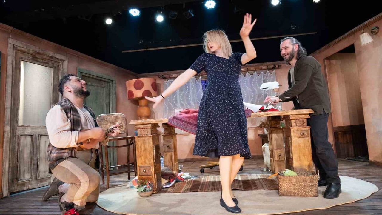 Kocaeli Şehir Tiyatroları Başiskele'de 'Masanın Altında' Oyununu Sahneledi