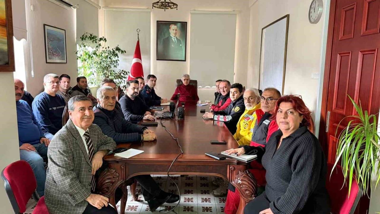 Kuşadası’nda kuvvetli yağış uyarısına karşı kapsamlı hazırlık: Kaymakamlık koordinasyonunda önlemler artırıldı