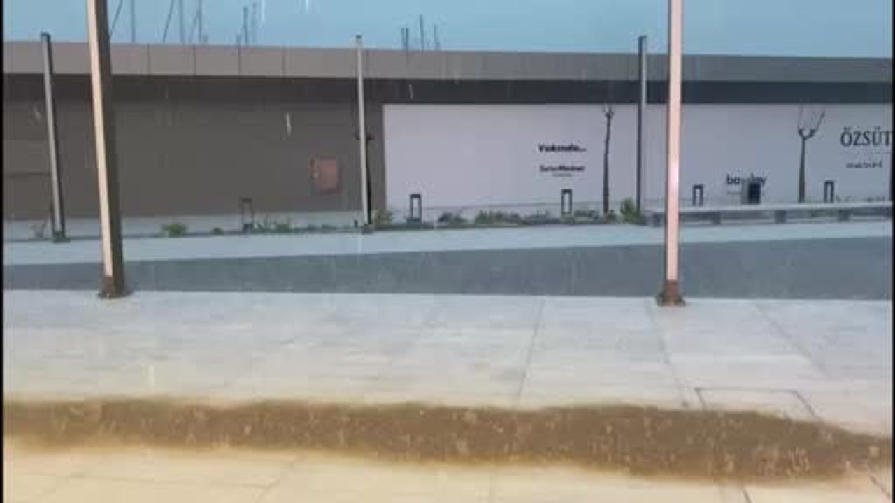 Kuşadası'nda sağanak ve dolu su baskınlarına yol açtı