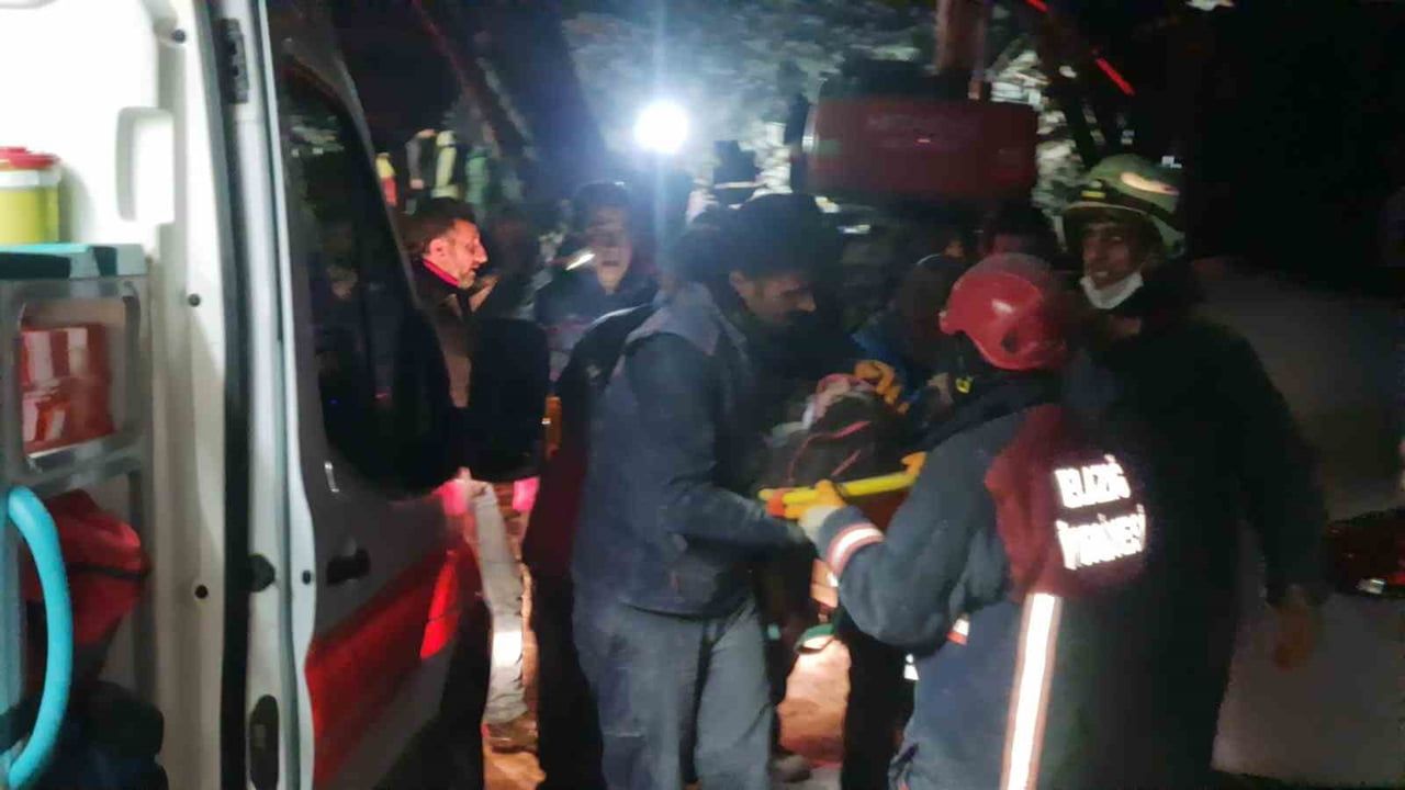 Malatya’da enkazdan 40 saat sonra kurtarılan Aysima: 'Kedi sesi sandım' diyen itfaiyeci anlattı