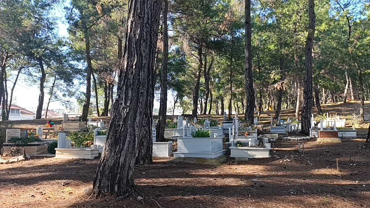 Manavgat Kavaklı Mezarlığı'ndaki Bebek Bölümü oyuncak ve rüzgar gülleriyle duygulandırıyor