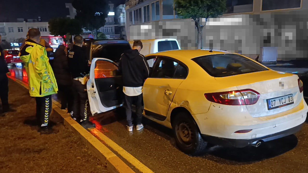 Manavgat’ta ehliyetsiz sürücü kırmızı ışıkta bekleyen araca çarptı: 46 bin 958 TL ceza