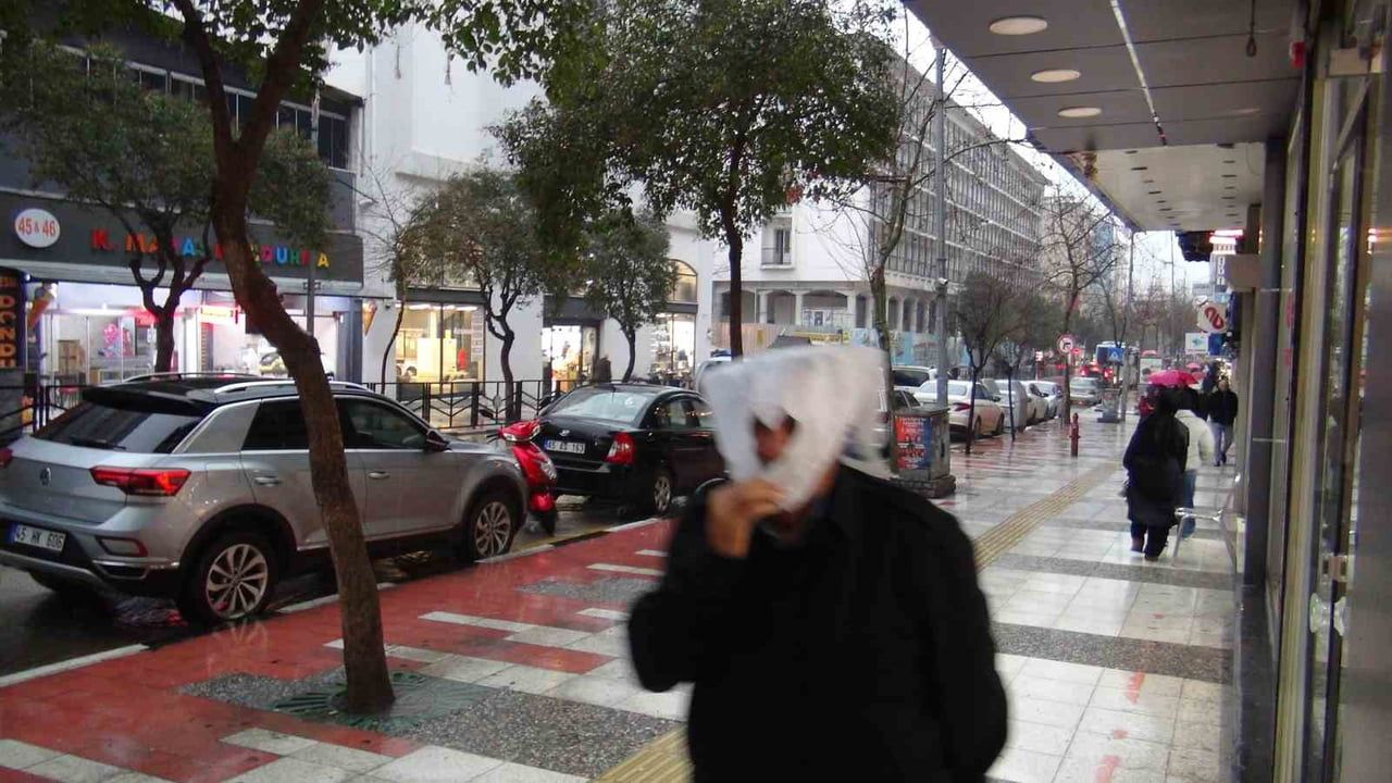 Manisa'da Kuvvetli Sağanak: Büyükşehir ve MASKİ Ekipleri Müdahale Ediyor