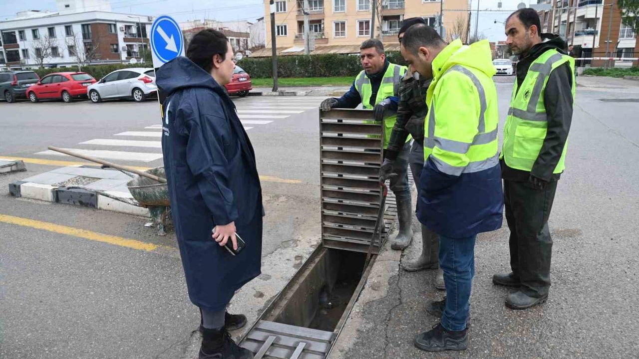 Manisa'da sağanak sonrası taşkın tedbirleri: Binin üzerinde personel ve 500'ün üzerinde araç sahada