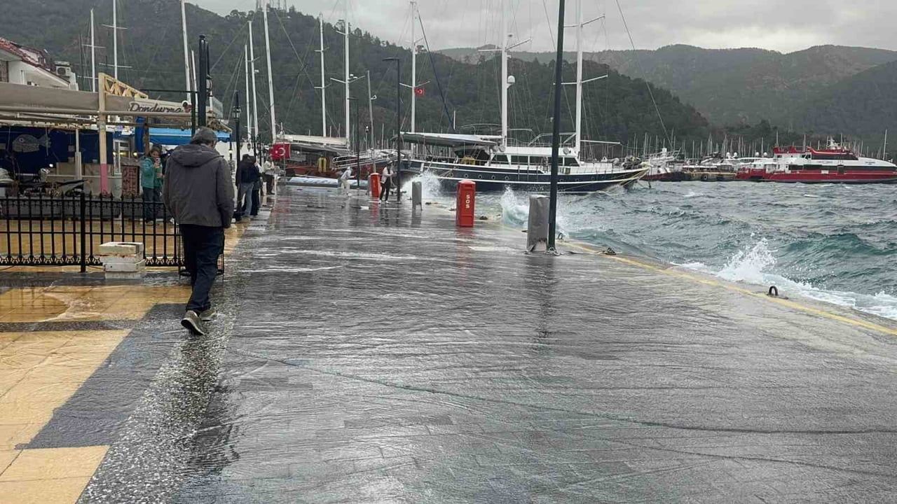 Marmaris’te kuvvetli lodos sahil işletmelerine deniz suyu taşıdı