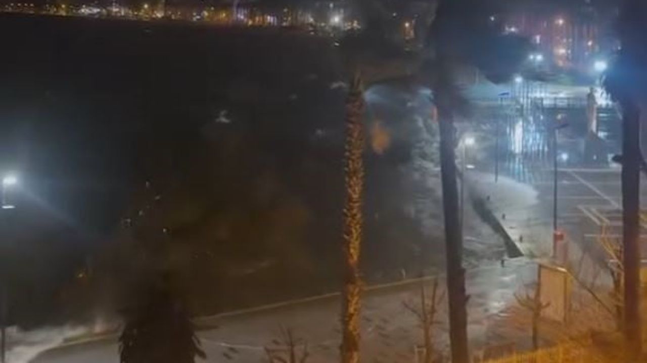 Marmaris'te lodos denizi taşırdı, kordon sular altında kaldı