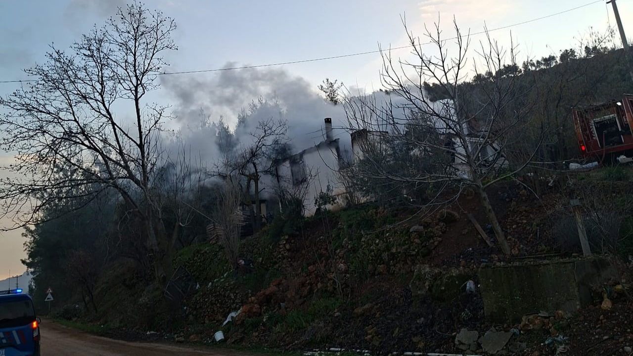 Menteşe Taşlı Mahallesi'nde çıkan yangında müstakil ev kullanılamaz hale geldi, can kaybı yok