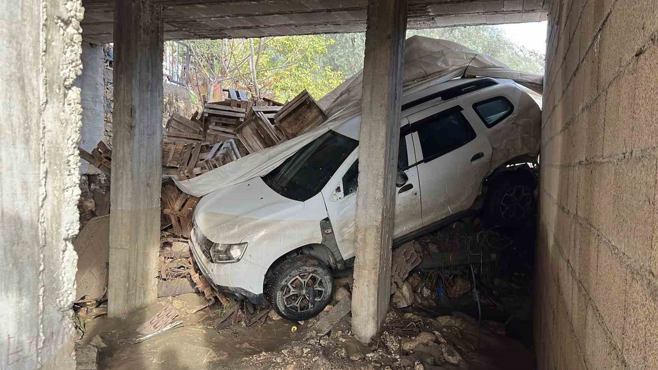 Mersin’de Sel Felaketi Büyüyor: Mezitli Doğlu Mahallesi’nde Kayıp Araçlar ve Yaygın Hasar