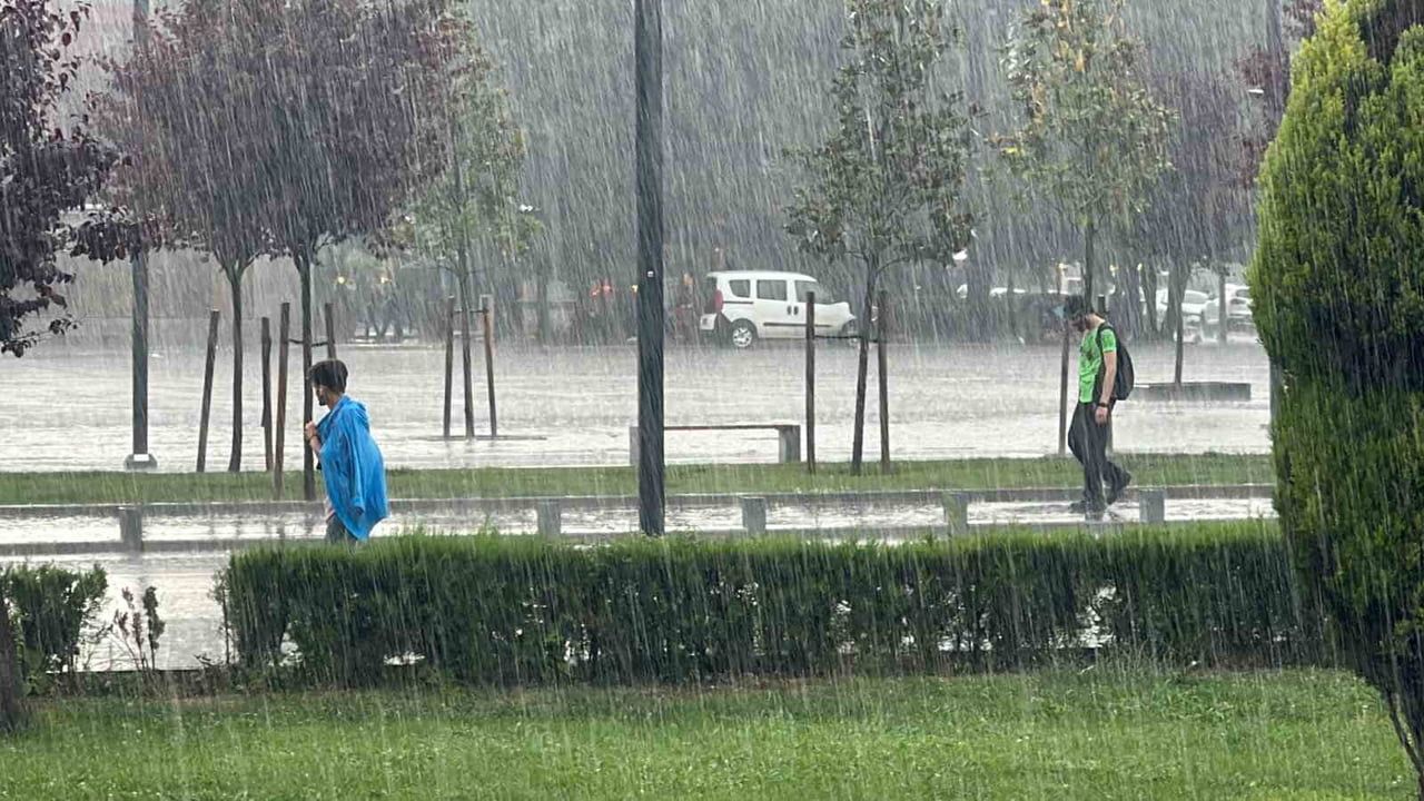 Meteoroloji uyarısı: Düzce, Zonguldak ve Bartın'da 2 Şubat 2026'de kuvvetli yağış bekleniyor