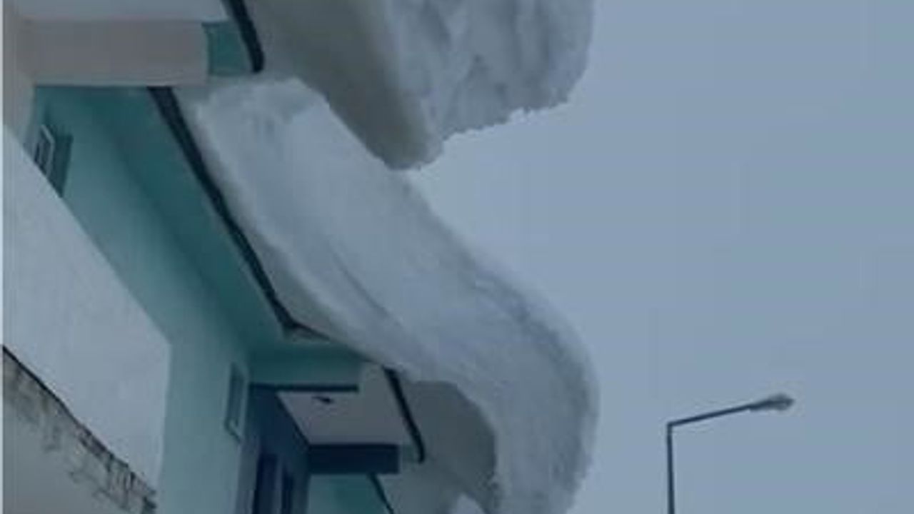 Ovacık'ta çatılardan metrelerce sarkan kar kütleleri