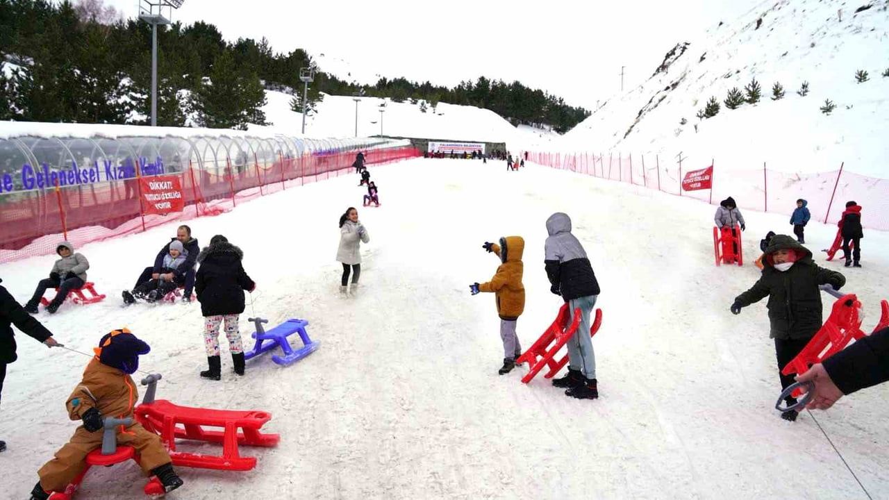 Palandöken'de geleneksel kızak pistine yoğun ilgi: Yarıyıl tatilinde 25 binden fazla ziyaretçi