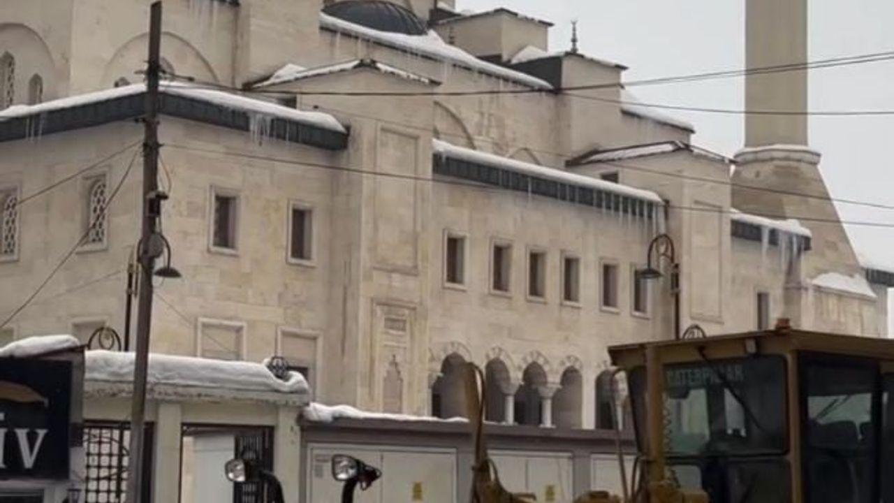 Patnos'ta Kar Temizleme Çalışmaları Koordineli ve Kesintisiz Sürdürülüyor