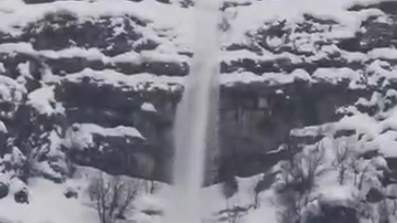 Şırnak'ta Aşağıdere'de çığın düşme anı görüntülendi