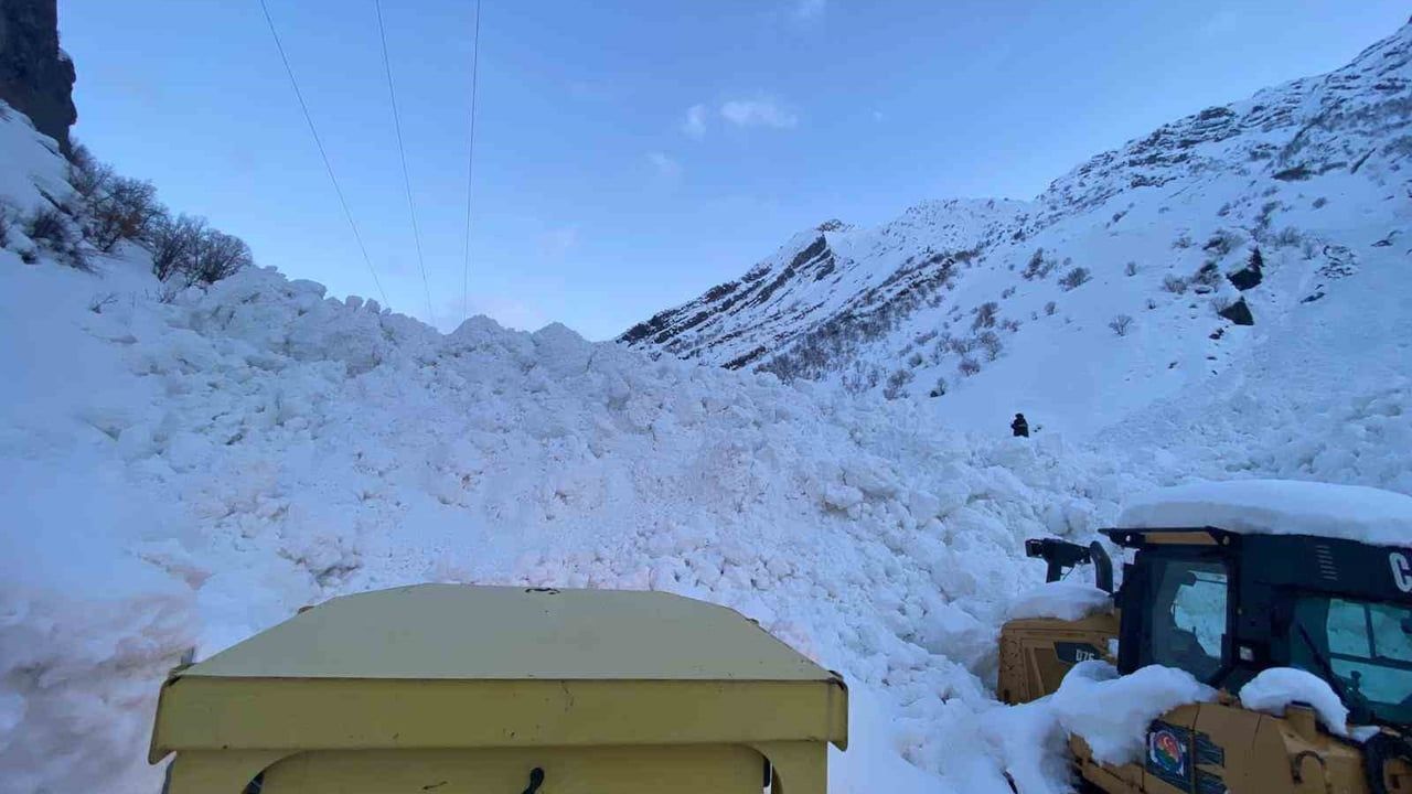Şırnak’ta çığ düşmesi: Beytüşşebap’ta 4 köy yolu ulaşıma kapandı