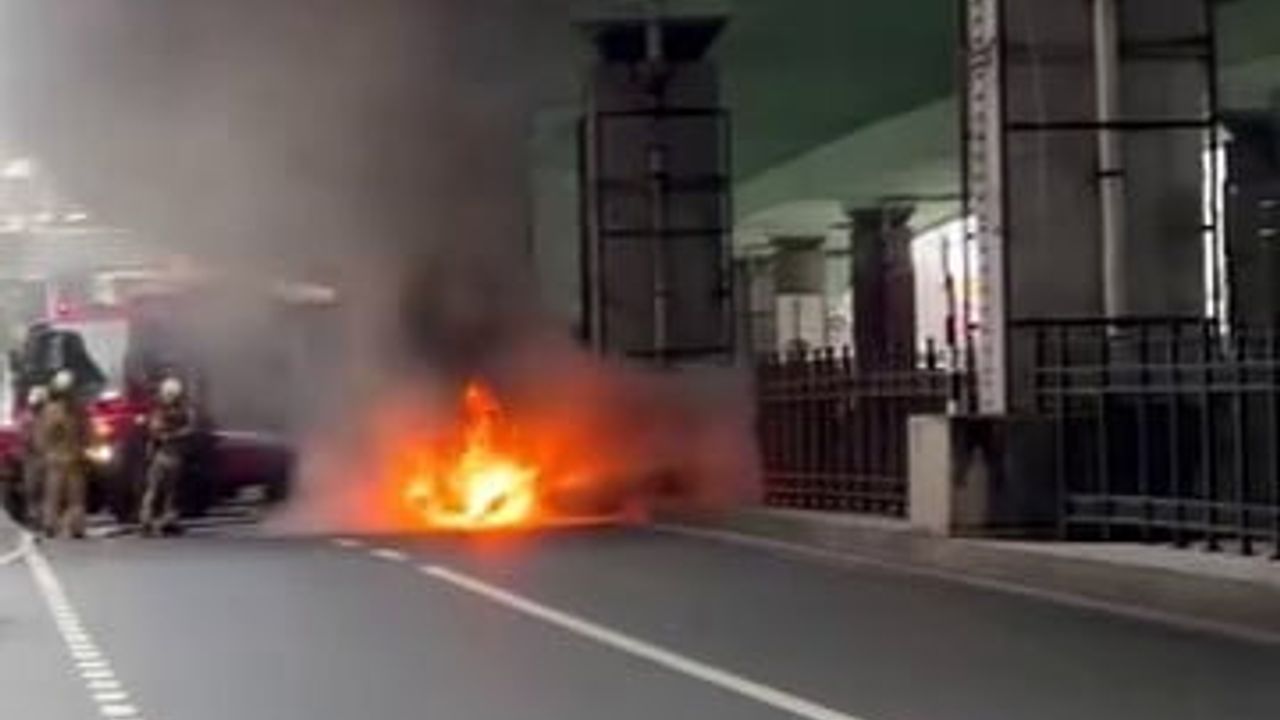 Şişli'de seyir halindeki otomobilin motorunda yangın çıktı