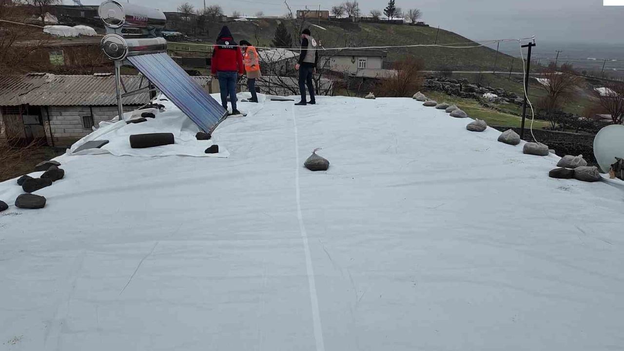 Siverek'te hasar gören aileye İyilik Sensin Derneği ve hayırseverlerden destek