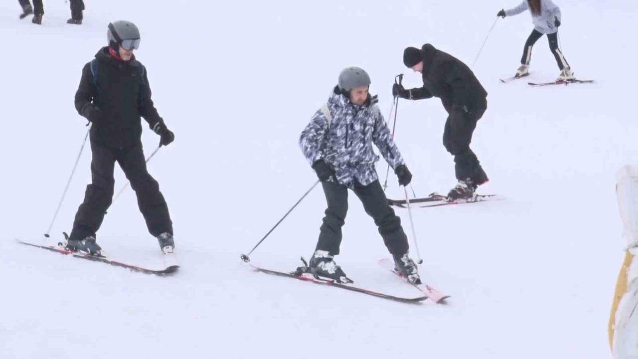 Uludağ'da sömestir tatilinin son gününde kayak merkezinde yoğunluk sürüyor