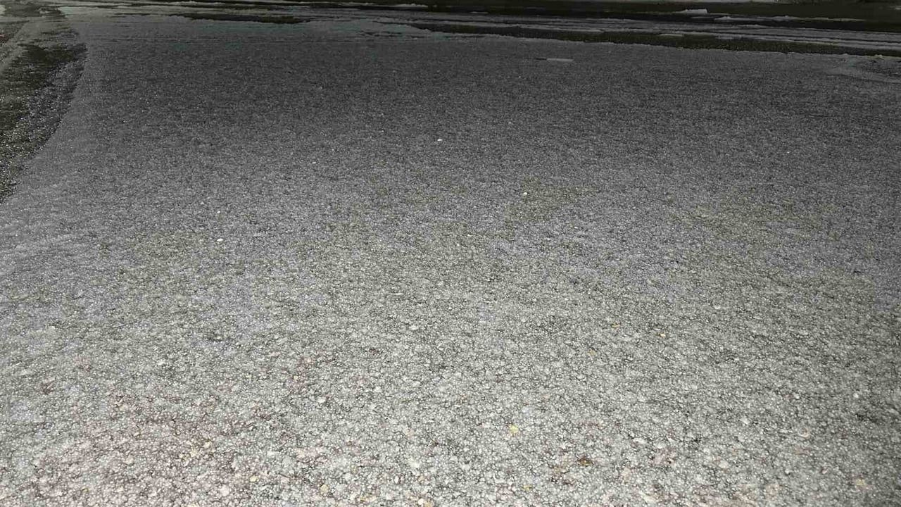 Uşak’ta sağanak sonrası dolu etkili oldu, yollar beyaza büründü