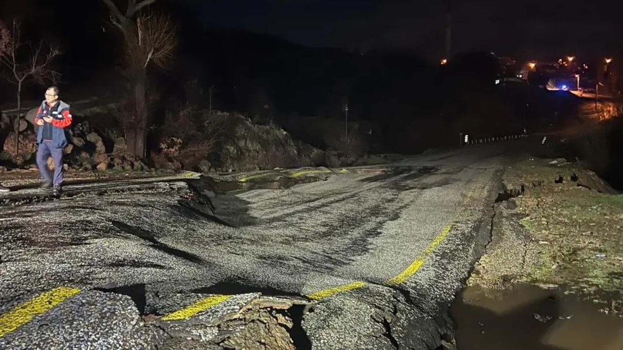 Uşak'ta yoğun yağışın ardından Aşağı Karacahisar köy yolunda çökme