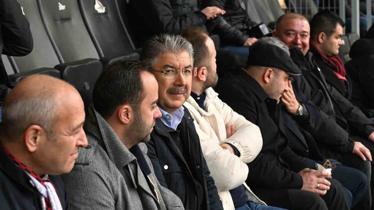 Vali Erdinç Yılmaz, TFF 3. Lig'de Eskişehirspor-Altay maçını tribünden izledi