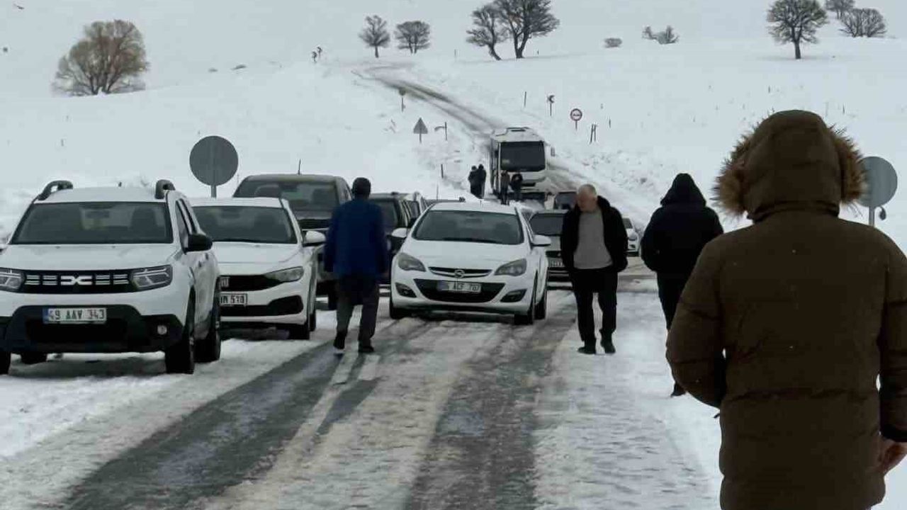 Varto'da kayan tır nedeniyle kapanan yol, ekiplerin müdahalesiyle yeniden açıldı