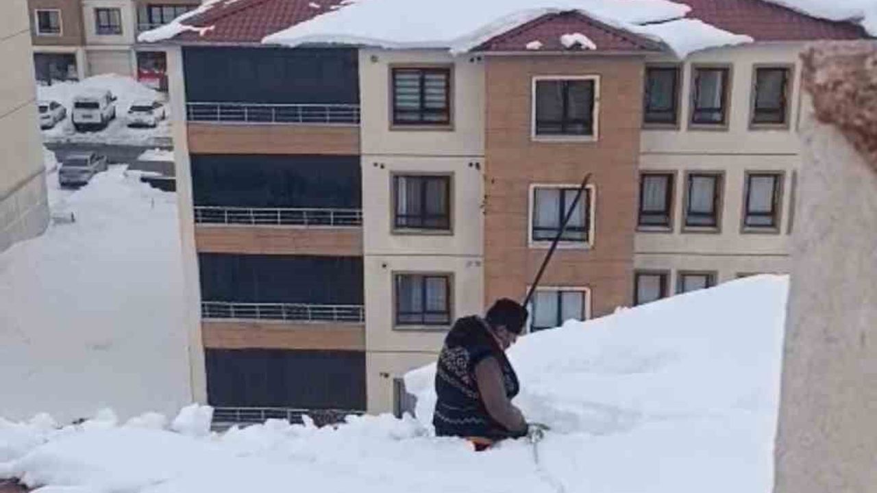 Yüksekova’da Çatıda Namaz: Kar Temizliği Sırasında İbadet