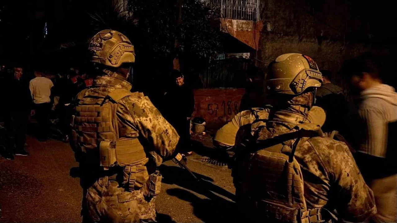 Adana'da 3 katlı müstakil binanın çatısında patlama: 2 kişi ağır yaralandı