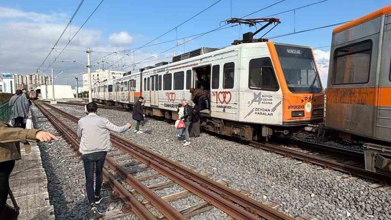 Adana’da Akıncılar durağında metro vagonu raydan çıkarak direğe çarptı