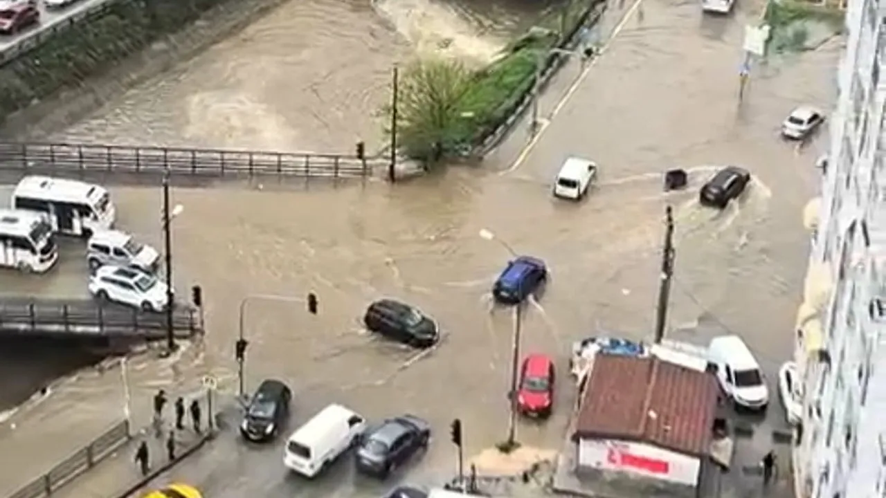 Adana’da kuvvetli yağmur hayatı aksattı: Dereler taştı, yollar göle döndü, bodrumlar suyla doldu