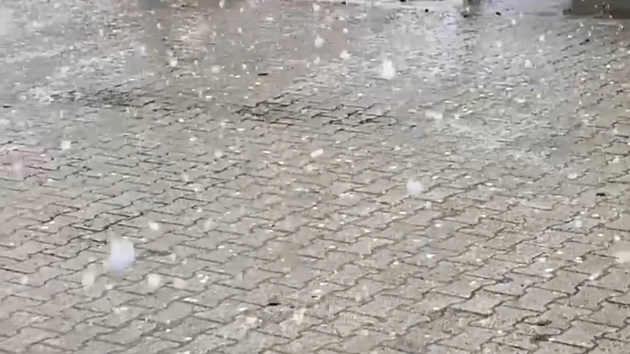 Adana'da kuvvetli yağmur sonrası erik büyüklüğünde dolu etkili oldu