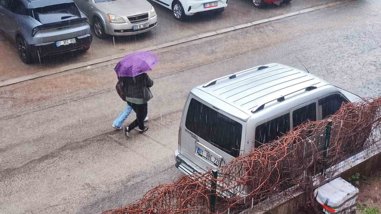 Adana'da sağanak yağış semt pazarlarını su baskınlarına neden oldu