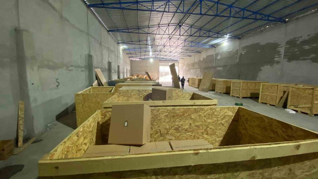 Adana'da sandık içine gizlenmiş 12 milyon 500 bin adet kaçak makaron ele geçirildi