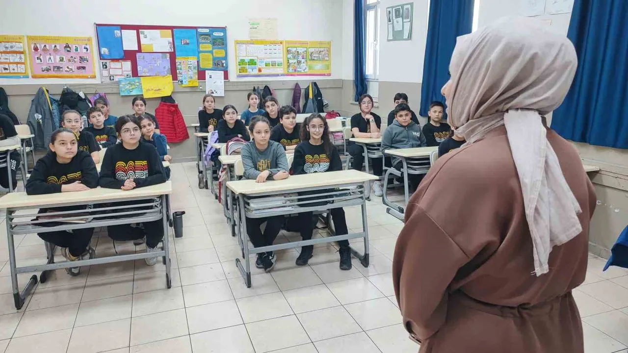 Adana Gazi Ortaokulu öğrencileri lösemili çocuklar için iyilik kuyruğu oluşturdu