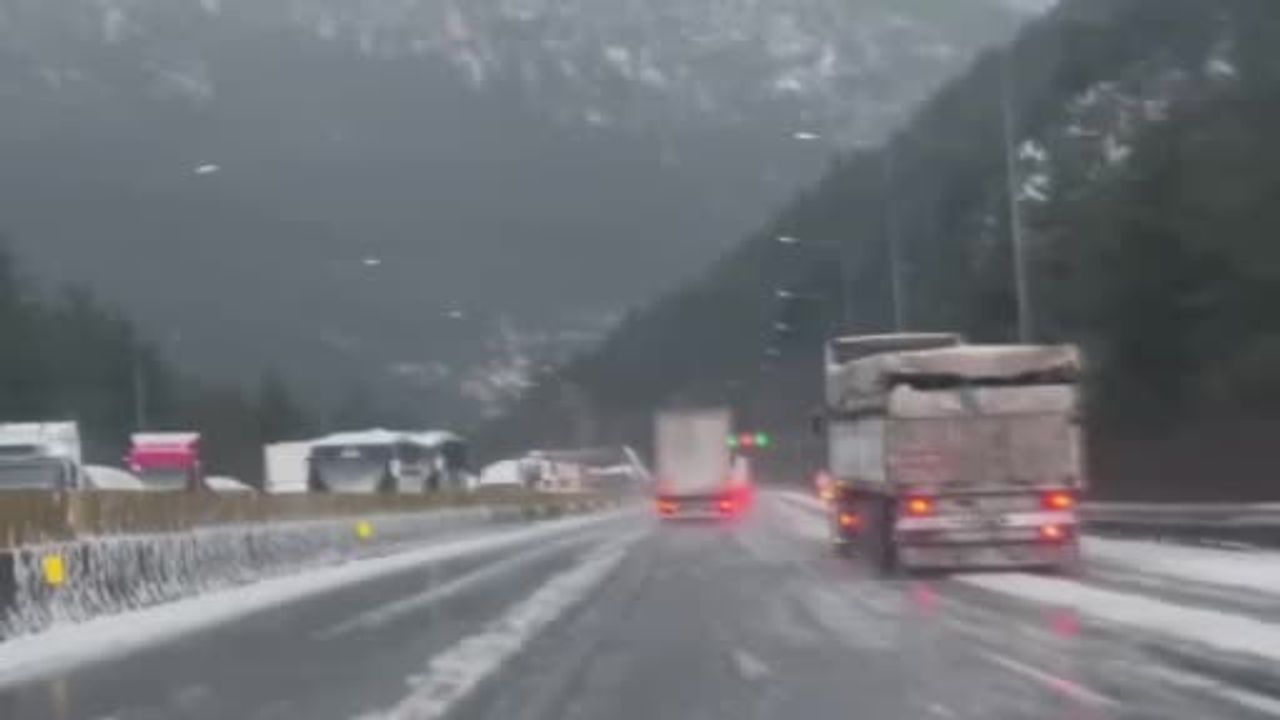 Adana'nın yüksek kesimlerinde dolu ulaşımı olumsuz etkiledi