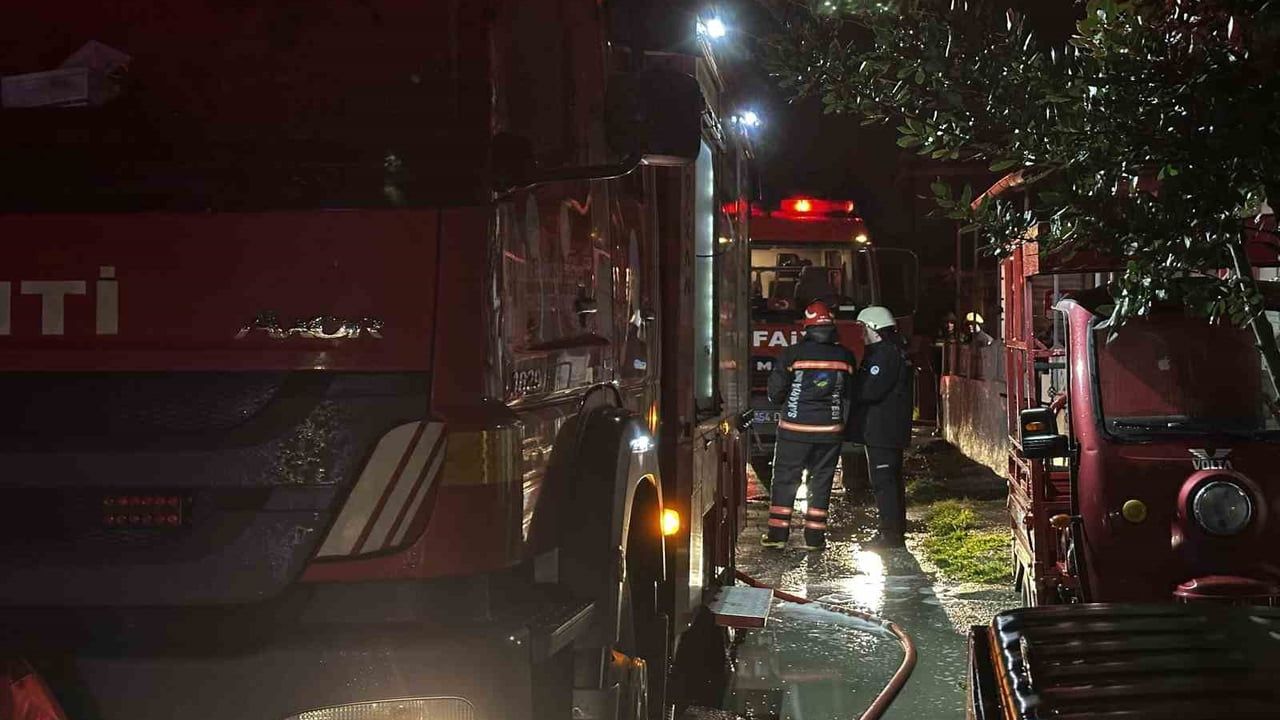 Adapazarı'nda gece çıkan müstakil ev yangını, itfaiye yaklaşık iki saatte kontrol altına aldı