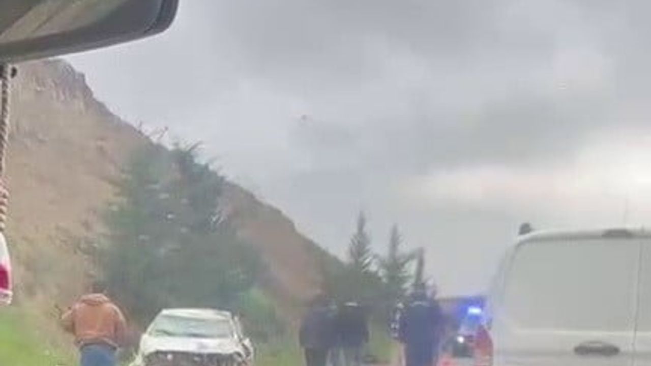 Adıyaman'da yağış nedeniyle kayganlaşan yolda otomobil takla attı: 1 yaralı