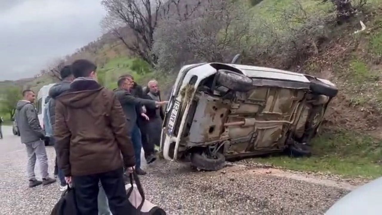 Adıyaman'da yağış nedeniyle kayganlaşan yolda otomobil takla attı