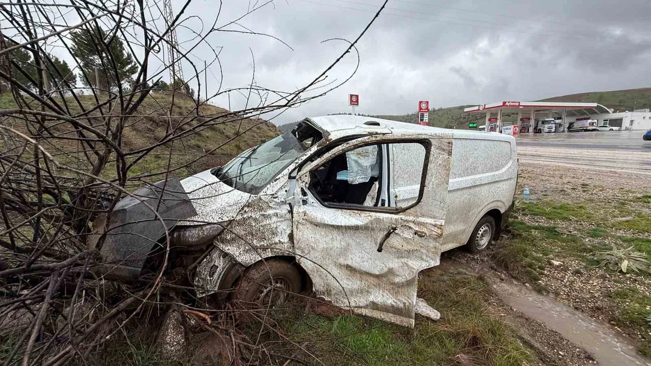 Adıyaman Gölbaşı'nda midibüs şarampole yuvarlandı — 1 yaralı