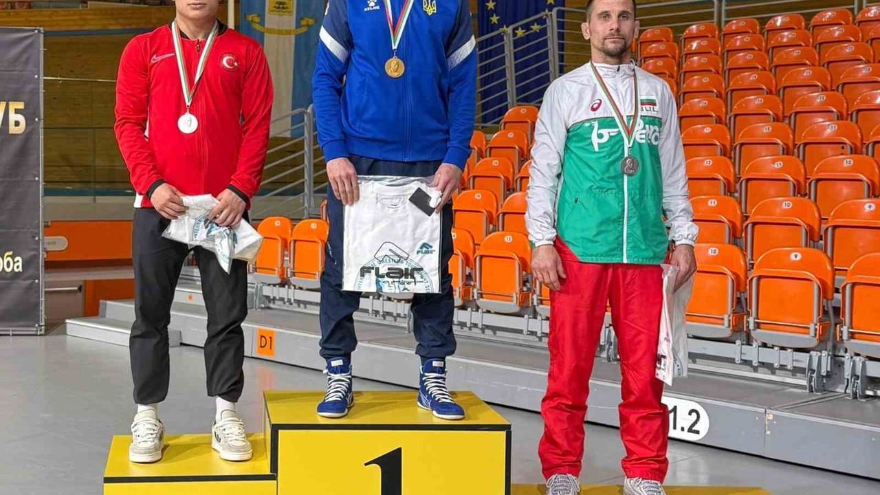 ADÜ'lü güreşçi Muhammed Emin Çakır, Bulgaristan'da gümüş madalya kazandı