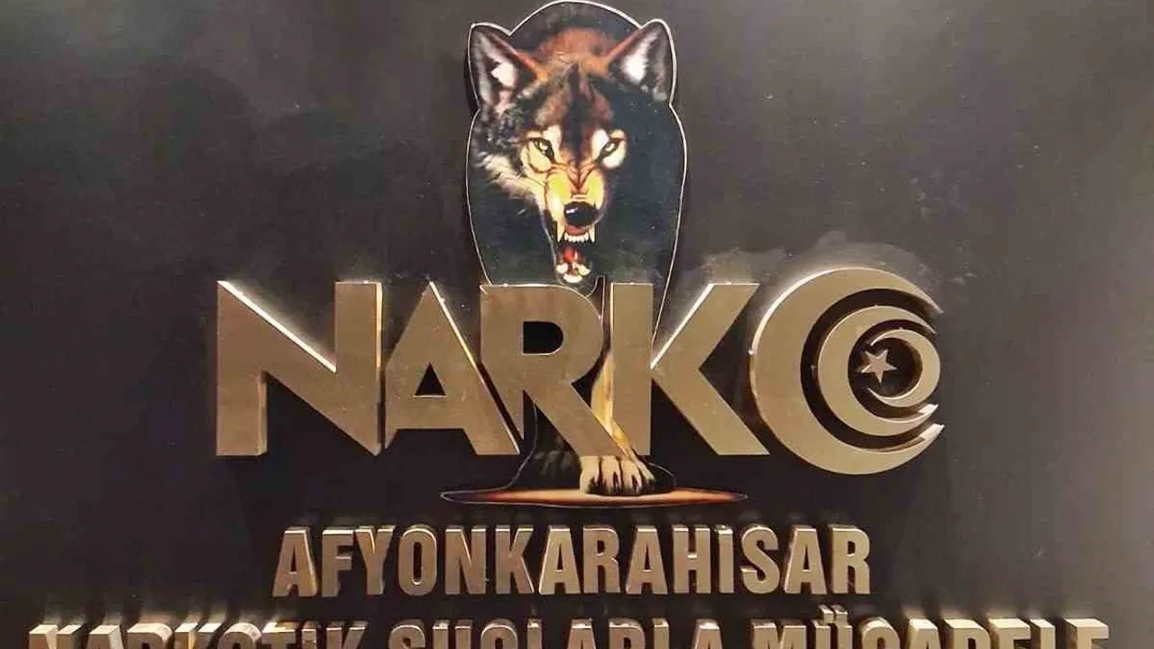 Afyonkarahisar'da otomobilde peçeteye emdirilmiş uyuşturucu: 3 kişi gözaltına alındı