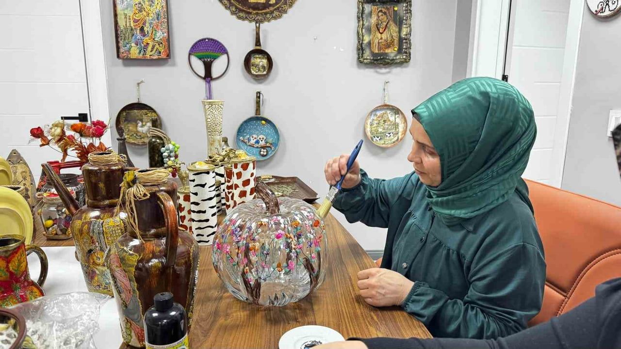 Ağrı'da sıfır atık kursunda atıl eşyalar el sanatına dönüşüyor