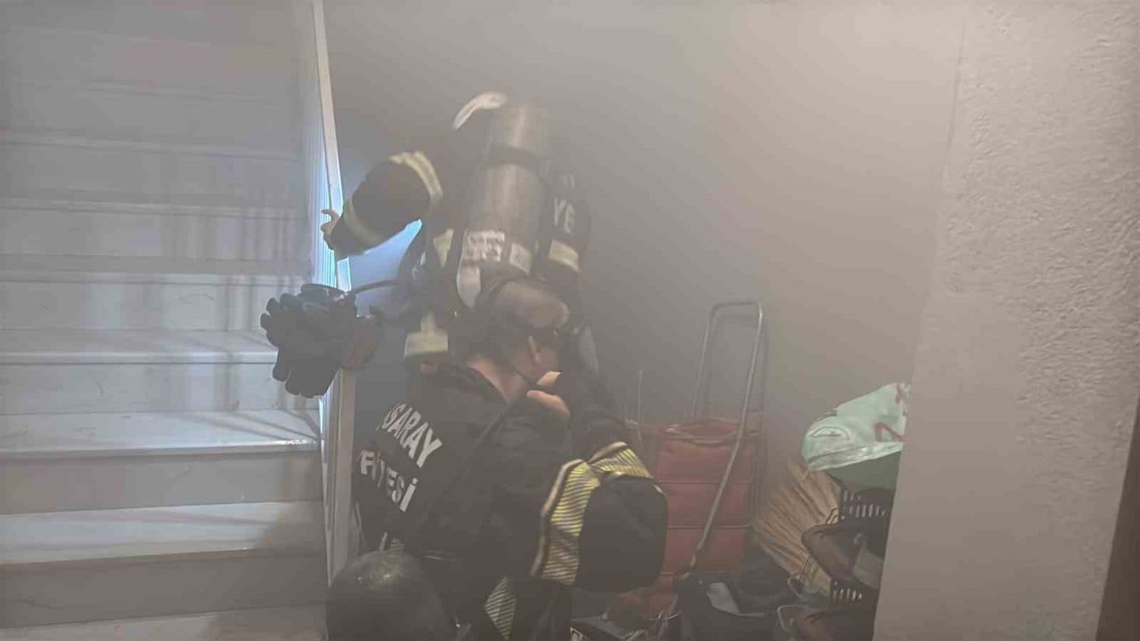 Aksaray'da apartman bodrumunda yangın: 6 kişi dumandan etkilendi