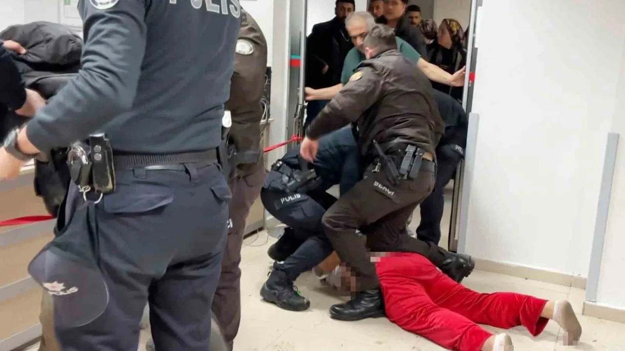 Aksaray'da bıçaklı saldırı: 20 yaşındaki genç annesinin sevgilisini ağır yaraladı