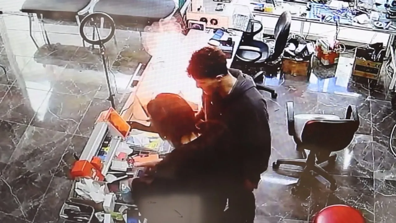 Aksaray'da Tamir İçin Getirilen Telefon Patlayıp Alev Aldı; Güvenlik Kamerasına Yansıdı