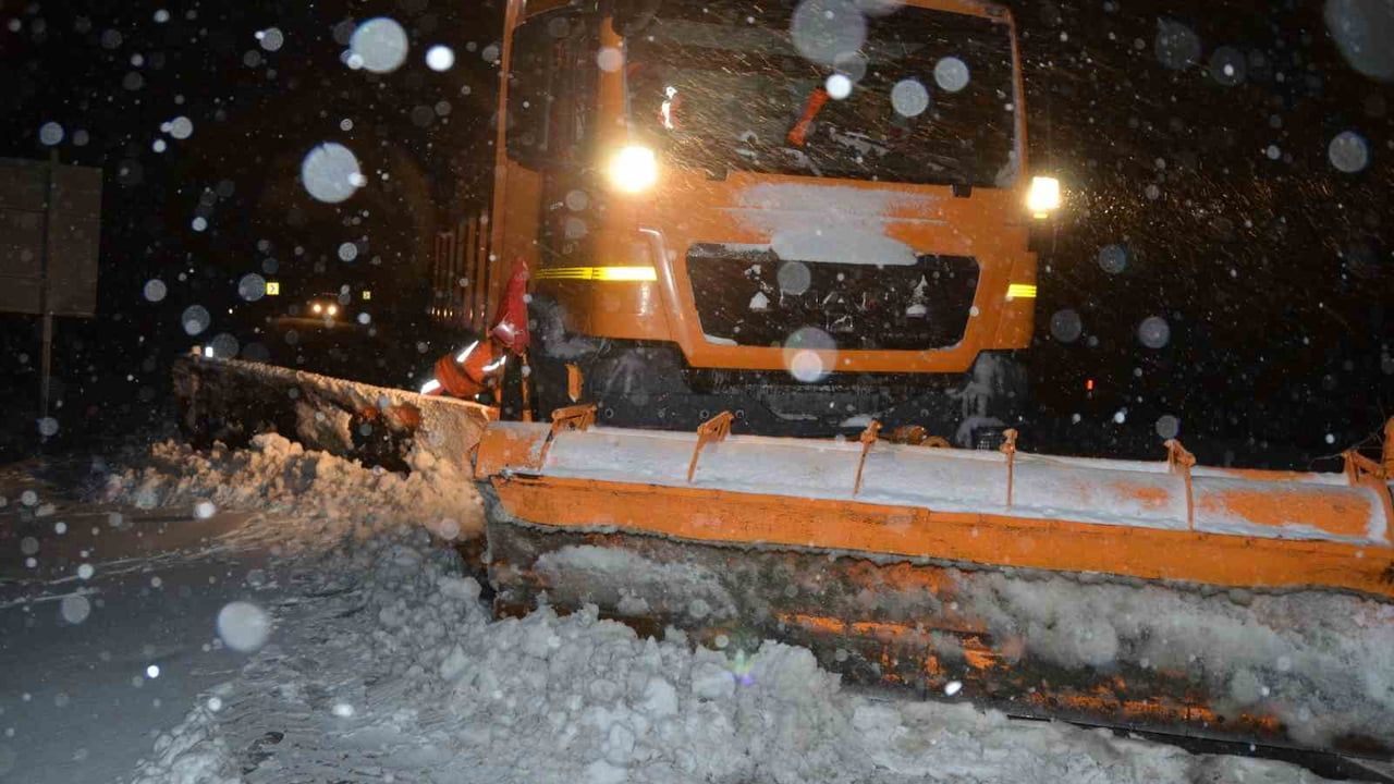 Alacabel Geçidinde Yağmur Kara Döndü: Kar Kalınlığı 5 cm'e Ulaştı
