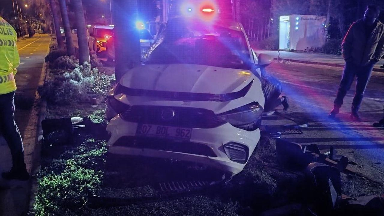 Alanya’da gece kaza: Otomobil elektrik direğine çarptı, 2 yaralı