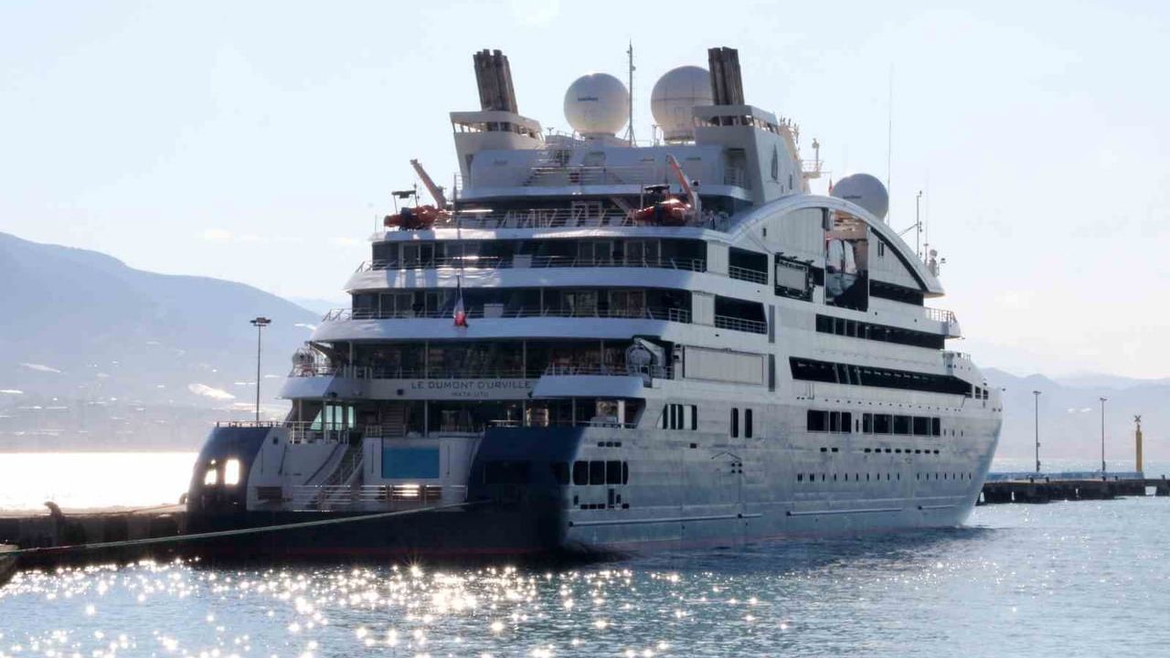 Alanya Limanı’na Fransız Kruvaziyer Le Dumont D’Urville Demirledi