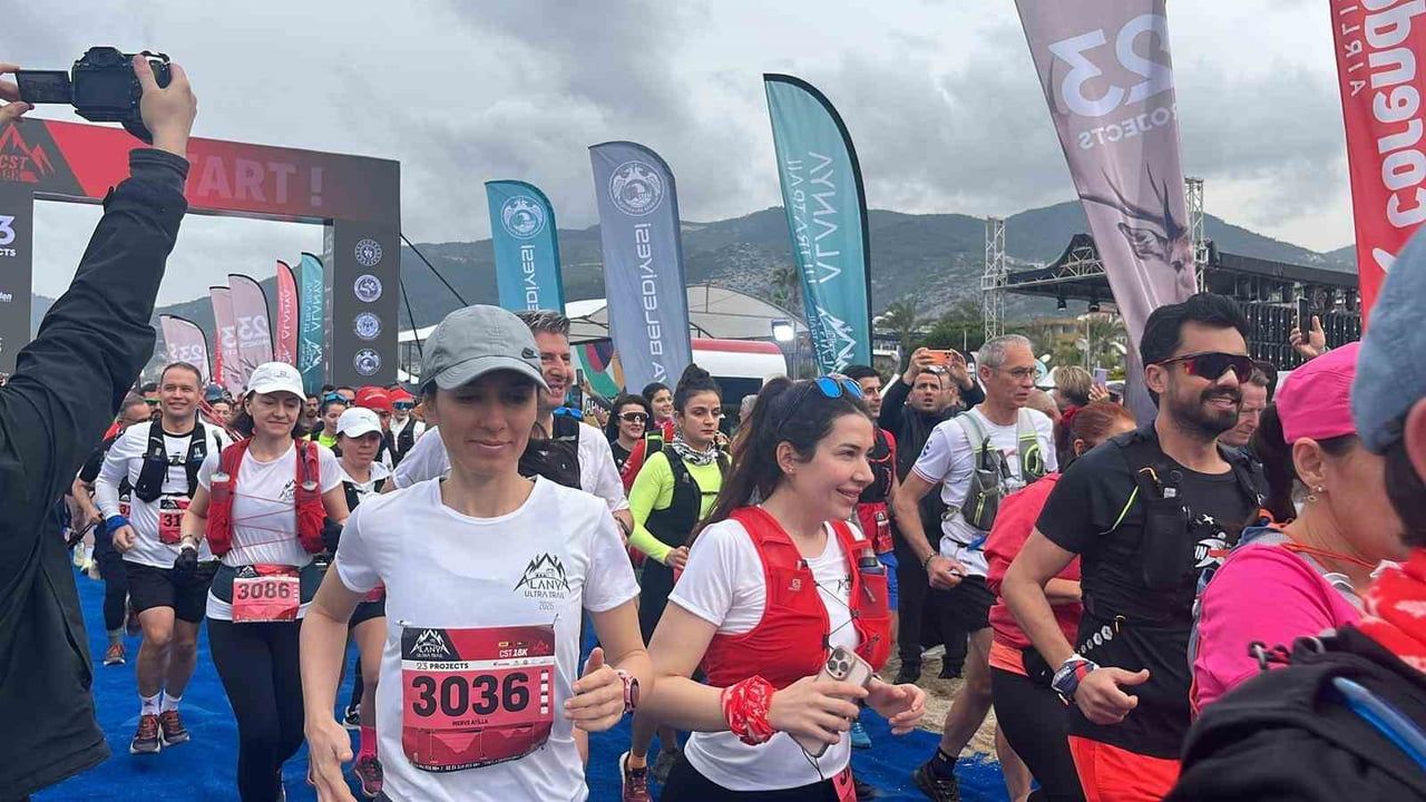 Alanya Ultra Trail 2026: 23 ülkeden 820 sporcu Kleopatra Plajı'ndan start aldı